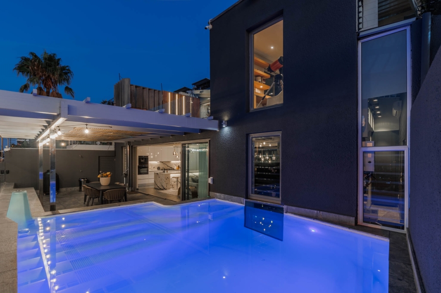 4 Bedroom Property for Sale in Green Point Western Cape